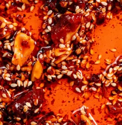 Extra Hot Peanut Rãyu, Krispig chiliolja med jordnötter & sesam, 240 g - White Mausu