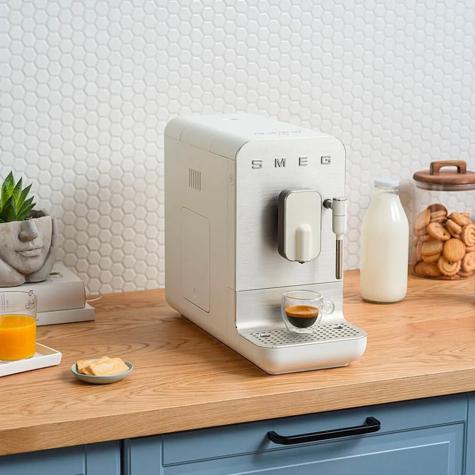 Helautomatisk Espressomaskin med ånginsats, Vit - Smeg