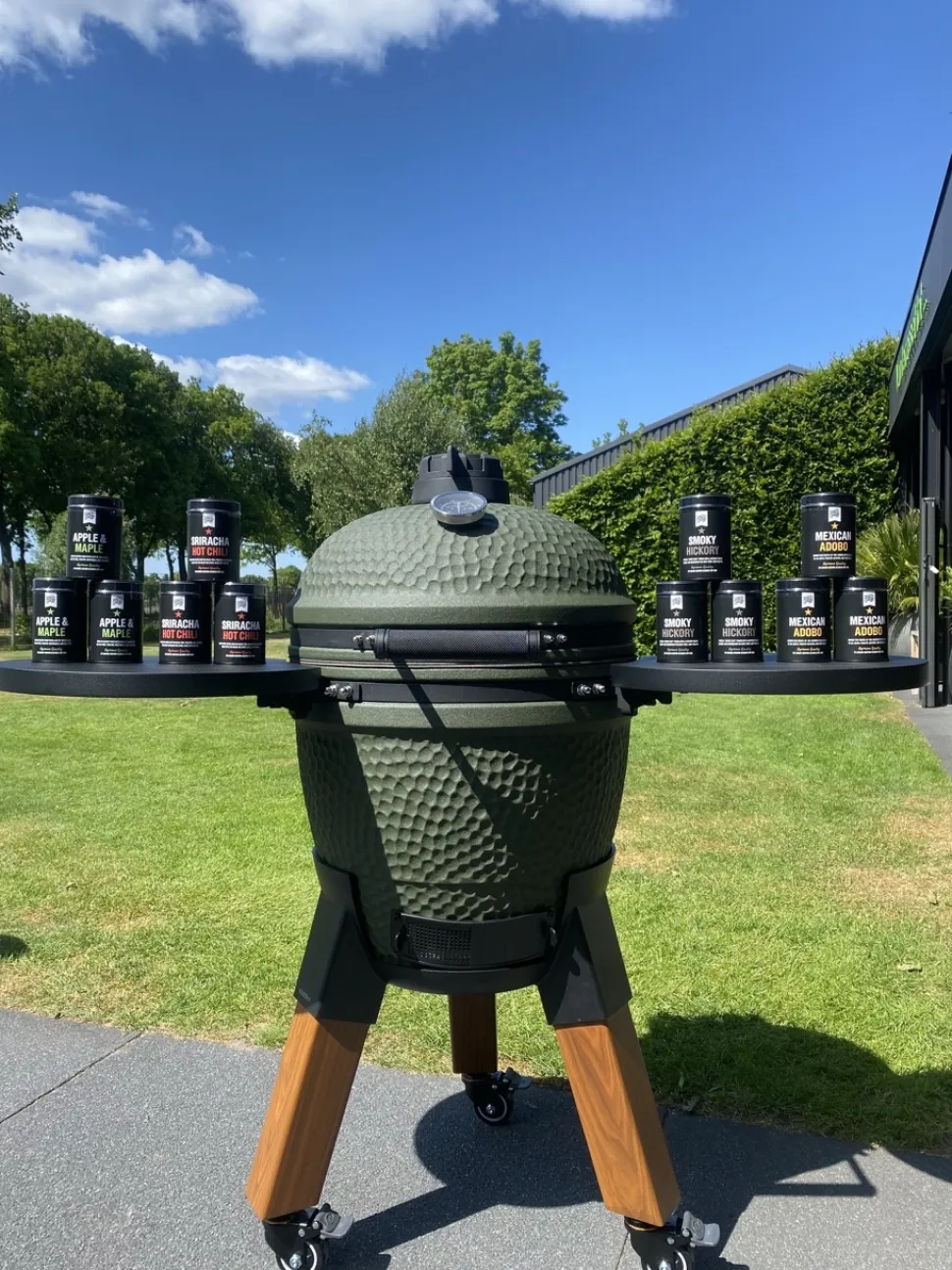 Kamadogrill inklusive benfäste, aluminiumben (träimitation) med hjul och sidobord - Moddern
