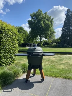 Kamadogrill inklusive benfäste, aluminiumben (träimitation) med hjul och sidobord - Moddern