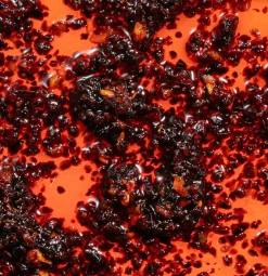 Smoky Chili Oil, rökig chiliolja 240 g – White Mausu