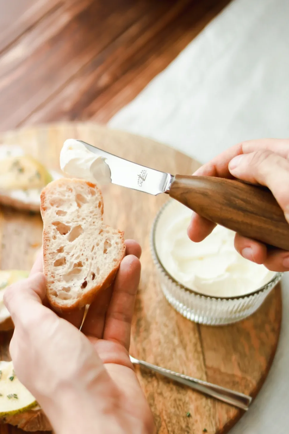 Smörkniv med handtag i Valnöt, Lou Bure - Forge de Laguiole
