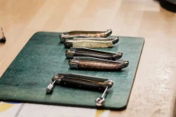 Sommelierkniv av Oliv, damaskerad m dekor, Collection - Forge de Laguiole