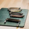 Sommelierkniv av Valnöt, damaskerad m dekor, Collection - Forge de Laguiole