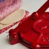 Tortillapress i gjutjärn, röd, med Servilleta - Verve Culture